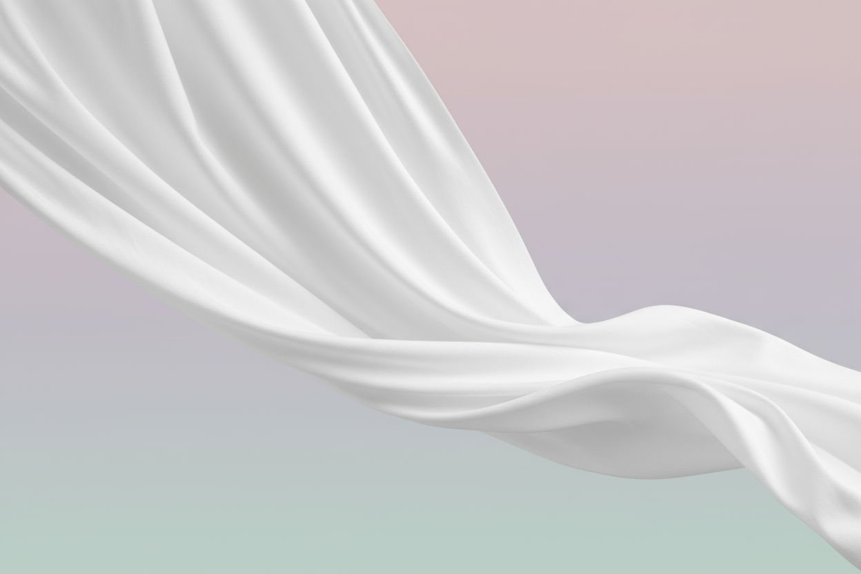 белая драппировка на мягком цветном фоне 